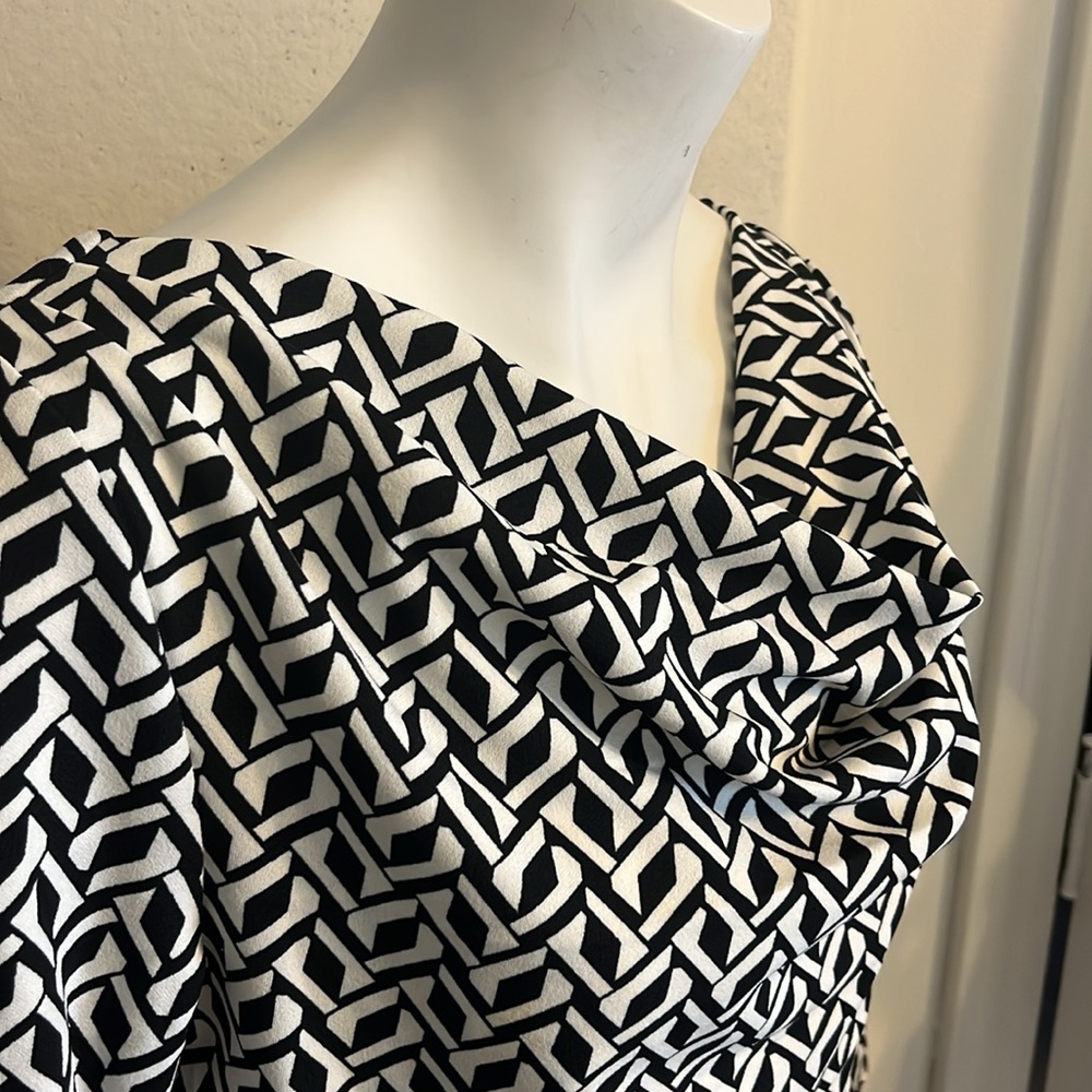 Veljie Black and White Patterned Women's Dress 6 mid length 3/4 sleeve like new